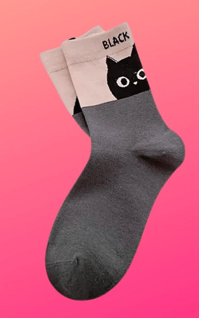 Chaussettes Grises Black Cat sur fond rose
