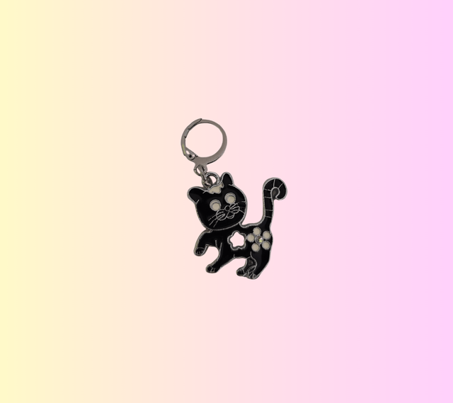 A Un marqueur de maille à fermoir Chat noir et fleur