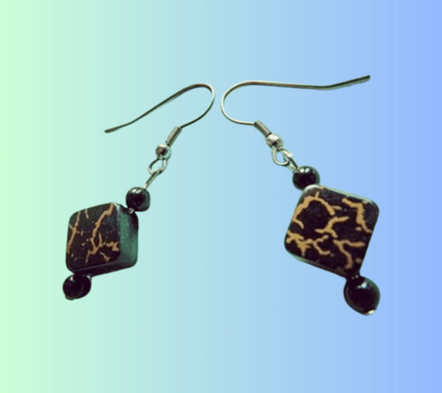 A Boucles d'Oreille Noir et Or
