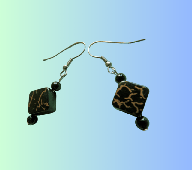 A Boucles d'Oreille Noir et Or