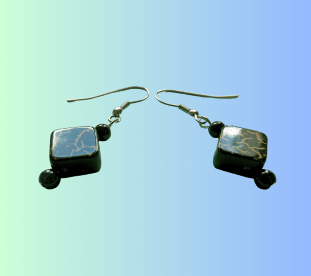 A Boucles d'Oreille Noir et Or