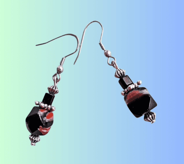 A Boucles d&#039;Oreille Facétie Noire