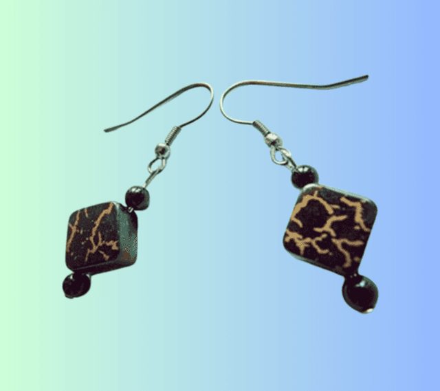 A Boucles d&#039;Oreille Noir et Or
